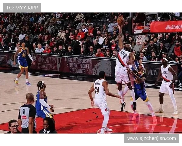 格兰特精彩突破分球 罗威空中接力双手暴扣震撼全场